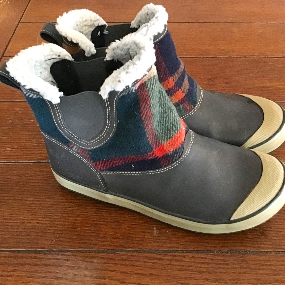 Keen Elsa Chelsea Boots plaid 8.5 USED